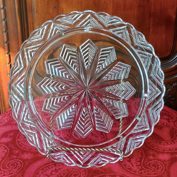 Vntg 11 1/2" Cake Plate Feathers 🪶,Snowflakes, Geometric Low Profile Design - Picture 3 of 12